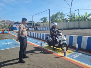 Pendampingan kepada Pemohon Pembuatan SIM di Satpas 1457 Polres Temanggung untuk memenuhi Standar Pelayanan Unit SIM